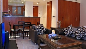 Ein modernes Wohnzimmer mit Sofa, Couchtisch und Essbereich.