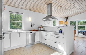 Refrigerador, parrilla de estufa, lavavajillas y cafetera y tetera 