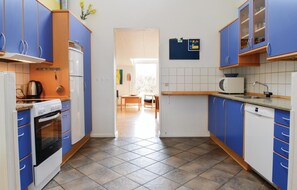 Réfrigérateur, micro-ondes, plaque de cuisson, lave-vaisselle