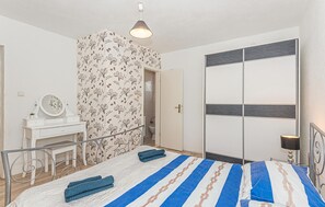 5 bedrooms, travel cot, free WiFi, bed sheets