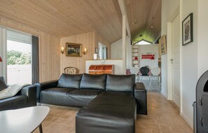 TV, fireplace, DVD player - Amazing home in Storvorde with sauna (Storvorde)