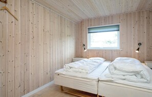 3 bedrooms, travel crib, free WiFi - Amazing home in Storvorde with sauna (Storvorde)