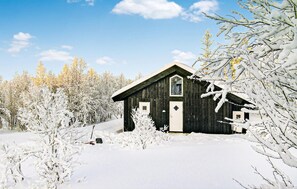 A wooden cabin surrounded by snow-covered trees. - Nice home in Gålå with sauna (Gålå)