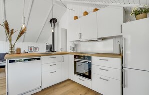 Fridge, stovetop, dishwasher, coffee/tea maker - 3 bedroom awesome home in Blåvand (Blåvand)
