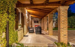 Terrace/patio - Stunning home in Tinjan (Tinjan)