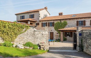 Exterior - Stunning home in Tinjan (Tinjan)