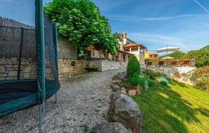 Property grounds - Stunning home in Tinjan (Tinjan)