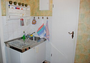 Een koelkast, een microgolfoven, een koffiezetapparaat/waterkoker