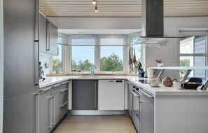 Geladeira, cooktop, lava-louças, cafeteira/chaleira