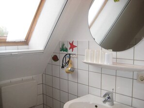 Shower, hair dryer, towels - 2 - - - floor 3 room (BC. A3) - BARLT - Ferienhaus Bärbel (Barlt)