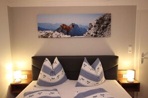 3 عدّة غرف نوم وسرير سفر وخدمة الإنترنت