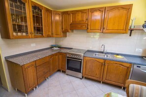 Fridge, oven, stovetop, coffee/tea maker - Holiday apartment with large terrace (Veli Lošinj)