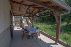 Outdoor dining - Holiday apartment with large terrace (Veli Lošinj)