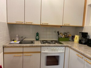 Kühlschrank, Mikrowelle, Ofen, Wasserkocher mit Kaffee-/Teezubehör