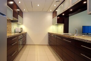 Apartment, 1 Bedroom | Private kitchen | Fridge, microwave, stovetop, electric kettle - Piks Key - Burj Views B (Dubai)