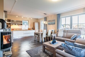 TV, fireplace - Holiday home Strandmuschel - FH Strandmuschel (Loddin)