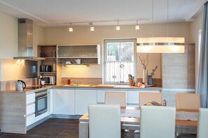 Fridge, microwave, oven, dishwasher - Holiday home Strandmuschel - FH Strandmuschel (Loddin)