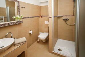 Un baño con lavabo, inodoro y ducha.
