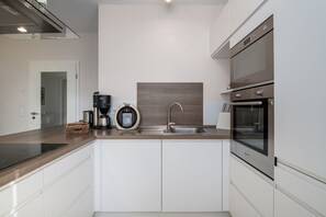 Kühlschrank, Mikrowelle, Ofen, Geschirrspüler