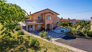 A two-story house with a balcony, a stone pool, and a garden. - Cozy apartment in Viskovo with WiFi (Viskovo)