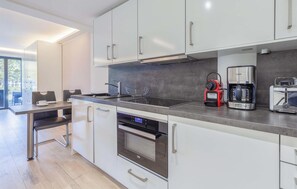Kühlschrank, Mikrowelle, Herdplatte, Geschirrspüler