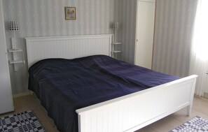 4 Schlafzimmer, Reisekinderbett
