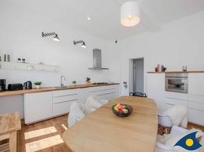 ثلاجة، فرن، غسالة أطباق، ماكينة لصنع القهوة/الشاي