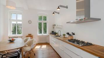 Kühlschrank, Ofen, Geschirrspüler, Wasserkocher mit Kaffee-/Teezubehör