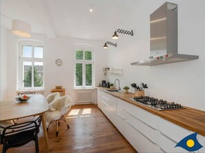 Refrigerador, horno, lavavajillas y cafetera y tetera 