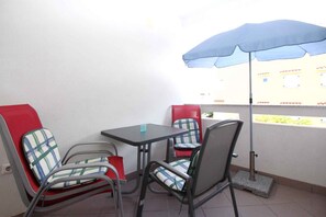 Outdoor dining - Holiday apartment with air conditioning (Baška)