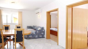 Un espacio habitable compacto con comedor, sofá y cama.