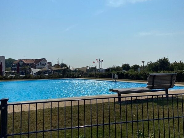 Una piscina techada, una piscina climatizada