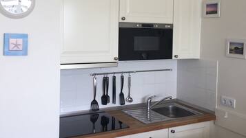 Fridge, microwave, coffee/tea maker, electric kettle