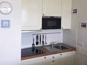Kühlschrank, Mikrowelle, Wasserkocher mit Kaffee-/Teezubehör