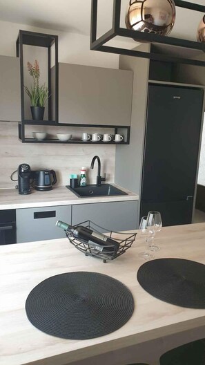 Kjøleskap, ovn, kokeplater og oppvaskmaskin