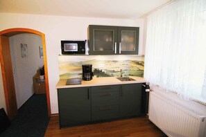 Geladeira, micro-ondas, cooktop, cafeteira/chaleira