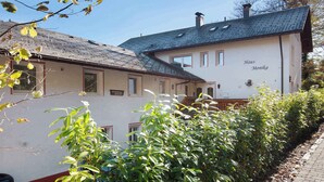 Um edifício de dois andares com uma placa que diz 'Haus Monika'.
