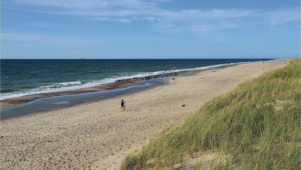 A wide sandy beach with gentle waves, a clear sky, and a distant ship. - Awesome home in Thyborøn with sauna (Thyborøn)