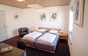 22 bedrooms, travel crib, internet