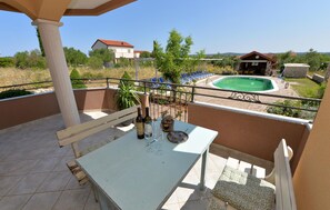 Outdoor dining - Luxurious home in Pasman (Pasman)