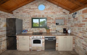 Fridge, stovetop, dishwasher, coffee/tea maker - Awesome home in Pasman with WiFi (Pasman)