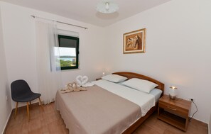 8 bedrooms, in-room safe, travel cot, free WiFi - Awesome home in Pasman with WiFi (Pasman)