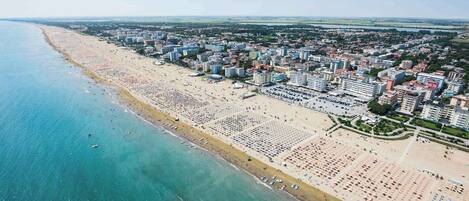 Una spiaggia nelle vicinanze
