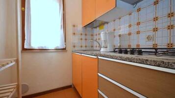 Kühlschrank, Mikrowelle, Herdplatte, Wasserkocher mit Kaffee-/Teezubehör