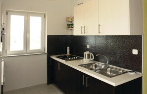 KĂŒhlschrank, Herdplatte, Wasserkocher mit Kaffee-/Teezubehör