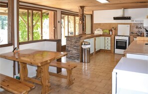 Een koelkast, een oven, een kookplaat, een vaatwasser