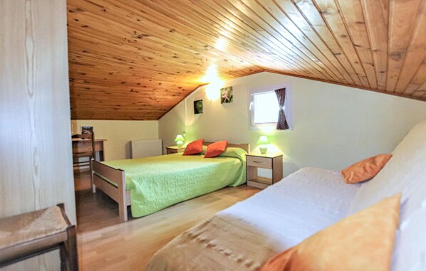 1 chambre, lit parapluie, Wi-Fi gratuit, draps fournis