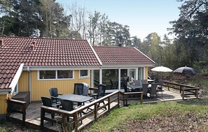 Outdoor dining - Beach front home in Nexø with sauna (Nexø)