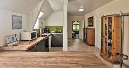 Hensen: FeWo mit überdachter Terrasse im Ortskern von Tarp - Ferienwohnung