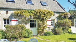 A stone house with a garden, a table with chairs, and a clear sky. - 1 bedroom lovely home in Douarnenez (Douarnenez)